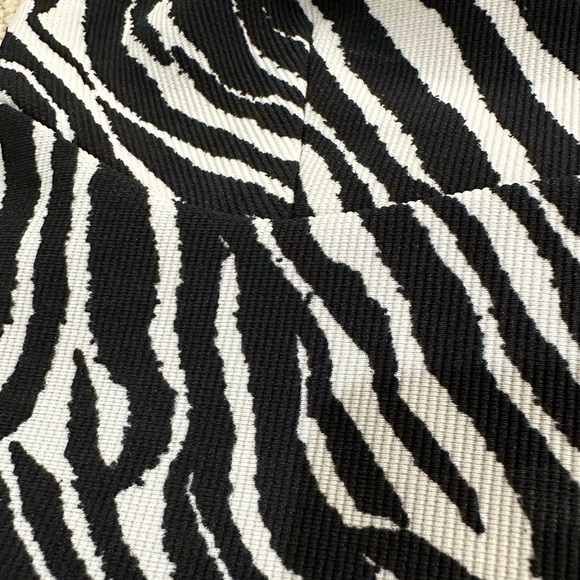 Cropped Ribbed Zebra Print Top - Picture 3 of 5